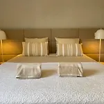 Besthomestay- Lisbon- Garden, Pool & Garage דירה *