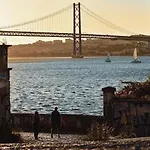 Besthomestay- Lisbon- Garden, Pool & Garage דירה *