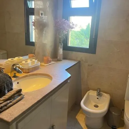 Besthomestay- Lisbon- Garden, Pool & Garage Apartament *