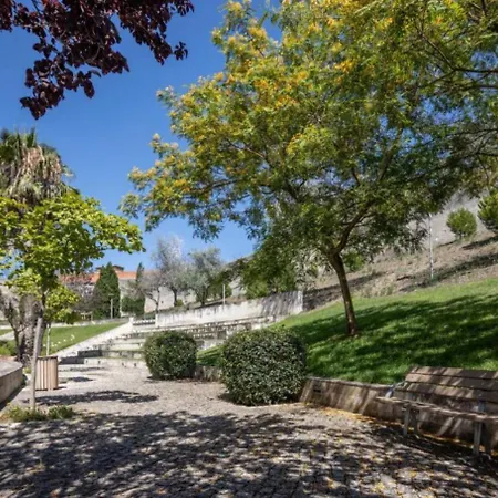 Besthomestay- Lisbon- Garden, Pool & Garage Apartament Lizbona