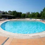 Апартаменты Besthomestay- Lisbon- Garden, Pool & Garage *